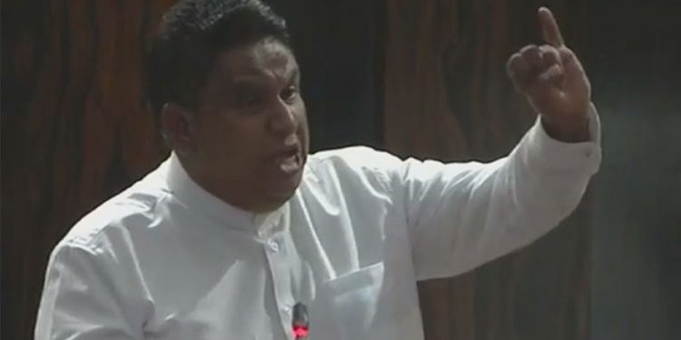 කතානායක ‘මන්ත්‍රීතුමා’ කිව්වා කියා චාමර සම්පත්ට මලපනී! කතානායකගේ ඇඟට ගොඩවෙයි! ‘මම දැන් රාජ්‍ය ඇමැති! මන්ත්‍රී කියන්න එපා!’ ‘ආ.. සමාවෙන්න ඇමැතිතුමා!කතානායකත් චාමරගෙන් සමාව ගනී! චාමර දැන් සතුටින්! (VIDEO)