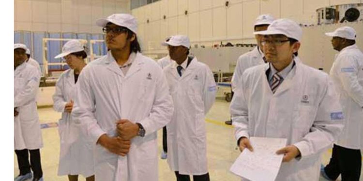 මහින්දගේ බාල පුතා රෝහිත ලංකාවට ආඩම්බරයක් ‌ගෙන එමින් පළමු චන්ද්‍රිකාව අභ්‍යවකාශයට යවා අදට අවුරුදු 10යි! ඩොලර් මිලියන් 20ක ව්‍යාපෘතියකට මහනුවර මුල්ගලත් තිබ්බා මතකද? (PHOTO)