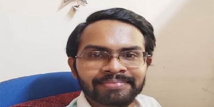 මගේ ජීවිතේ අනතුරේ! මැර කණ්ඩායමක් මගේ පස්සේ පන්නනවා! පොලිසියත් ඒ පැත්තේ! මගේ ෆෝන් එක උදුරගන්න හදනවා! ශිරන්ත අමරසිංහ ගෝල්ෆේස් එක පැත්තේ කොහේදෝ සිට ලයිව් වීඩියෝ එකක් දායි! (VIDEO)