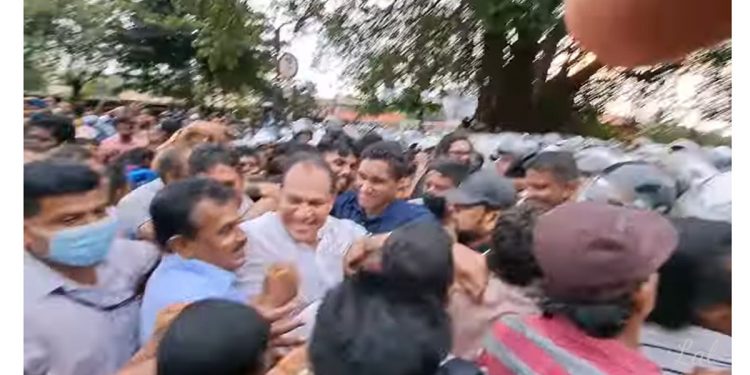 දයාසිරි ඊයෙ බැරියර් කඩන්න ලෑස්ති වුණ වීඩියෝ එක! (VIDEO)