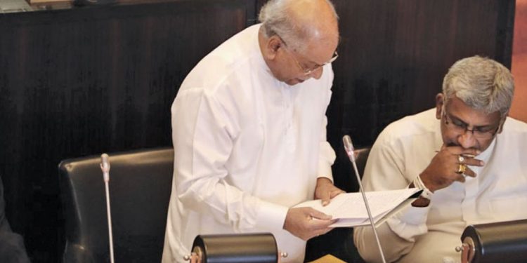 අගමැති දිනේෂ් ව්‍යවස්ථාව හරියට දන්නෙ නැති කෙනෙක්ද? ඊයේ පාර්ලිමේන්තුවේ කිව්වේ බොරුවක්ද? (VIDEO)