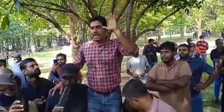 පොලිසිය කොල්ලන්ට එලව එලවා ගැහුවාට පස්සේ පෙරටුගාමී දුමින්ද ගහක් යට බංකුවකට නැගලා වට කරගෙන ඉන්න පොලිස් නිලධාරීන්ට දුන්නු දේශනය! (VIDEO)
