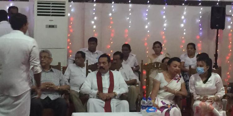 මහින්දගේ පිරිතට ආ ගෝඨාවයි බිරියවයි මහින්දගේ පවුලේ අය ගණන් අරන් නෑ! (PHOTOS)