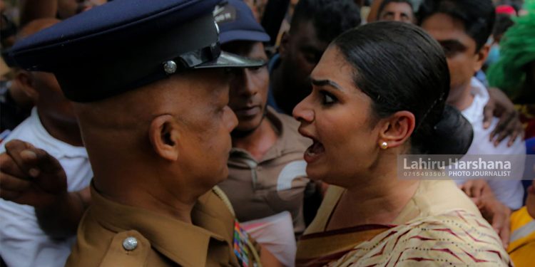මරදානේදී හිරුණිකාට සහ කාන්තාවන් දෙදෙනෙකුට අනවශ්‍ය ශාරීරික හරිහැර කරන පොලිස් නිලධාරීන් ගැන පැමිණිල්ලක්! වීඩියෝත් තියෙනවා! අංකත් තියෙනවා! (VIDEO)