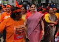 හිරුණිකා තැඹිලි පාට සාරියක් ඇඳගෙන උද්ඝෝෂණේට ගියේ ඇයි? UN එක ඉස්සරහ රඟපෑ නාට්ය මොකද්ද? රනිල් කියපු ත්රෛලෝක පත්ර කතාවේ සුද්ද සිංහල තේරුම! (VIDEO)
