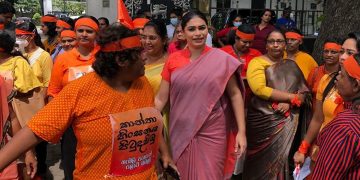 හිරුණිකා තැඹිලි පාට සාරියක් ඇඳගෙන උද්ඝෝෂණේට ගියේ ඇයි? UN එක ඉස්සරහ රඟපෑ නාට්ය මොකද්ද? රනිල් කියපු ත්රෛලෝක පත්ර කතාවේ සුද්ද සිංහල තේරුම! (VIDEO)