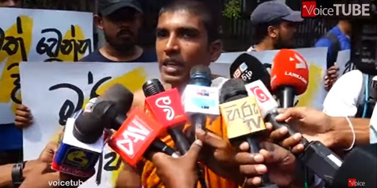 ගමේ සිරිපාල මාමා බීලා ඇවිත් සද්දෙ දානවා! ඒ වගේ තමයි ජනාධිපතිතුමාගෙ කතාවත්! ආයෙ ජූලි 9ක් ඇතිවෙනවා! (VIDEO)