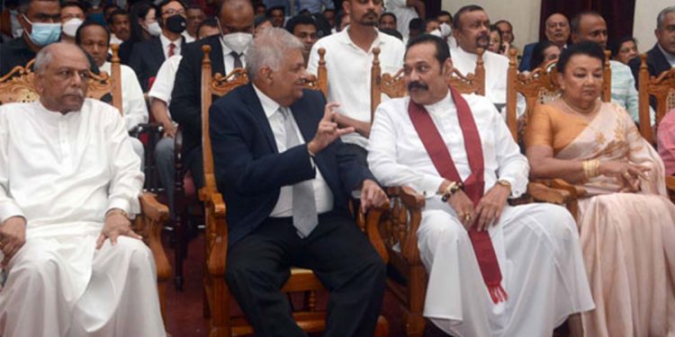 ඉතිහාසයේ පළමු වතාවට ඩී.ඒ. රාජපක්ෂ ගුණසමරුවට රනිල් වික්‍රමසිංහත් එක්වෙයි! (PHOTOS)