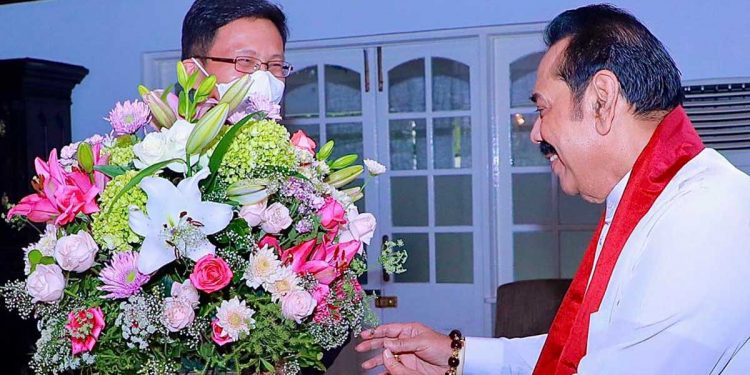 මහින්දට අද 77යි! කාටත් කලින් චීන තානාපති මහින්දගේ ගෙදරටම ගිහින් සුබපතයි!