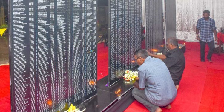 උතුරේ මහවිරු සතිය ජයටම සමරයි! නල්ලූර්වලදී මියගියවුන්ගේ සමරු පළකයක් විවෘත වෙයි! ඡායාරූප මෙන්න! (PHOTOS)