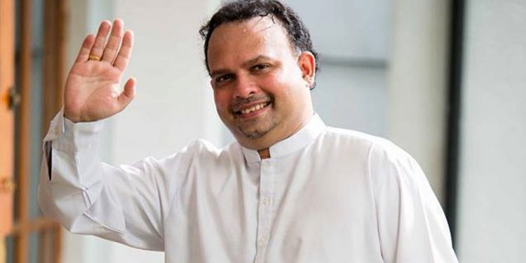 මාස ගාණක ලයිට් බිල ගෙවලා නෑ! ගෙදර ලයිට් කපන්න ආ විදුලිබල මණ්ඩලේ අයව නවීන් බැනලා එළවලා! කුරුඳුවත්ත පොලිසියට පැමිණිල්ලක්! බලමු පොලිසිය මොකද කරන්නෙ කියලා!