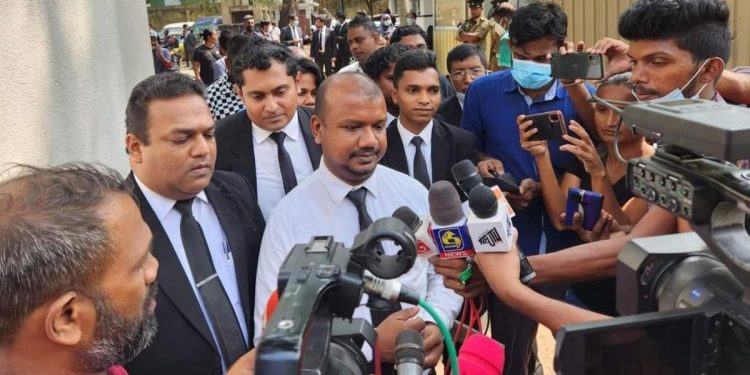 ජනපති මැදුරට පැන්නා කියපු නීතීඥ බෝපගේ වෙනුවෙන් සාලිය පීරිස් එක්ක නීතීඥවරු 50ක් පෙනී සිටී!