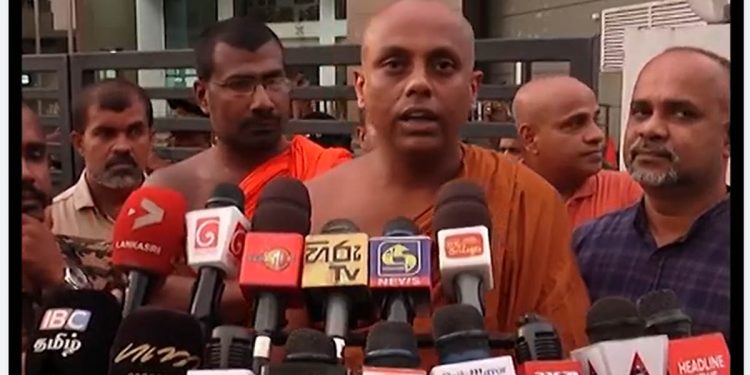 හොර ලයිෂන් දෙන හොර DGට එරෙහි නීතිය ක්‍රියාත්මක කරනු! මහවැලි ගඟ කෙලෙසූ දූෂිත නිලධාරීන් තවමත් නිදැල්ලේ! ඇමතිතුමනි ලේකම්තුමනි හොර සභාපතිට හොර DGට බයද? භූ විද්‍යා සහ පතල් කාර්යාංශය ඉදිරිපිට විරෝධතා! (VIDEO)