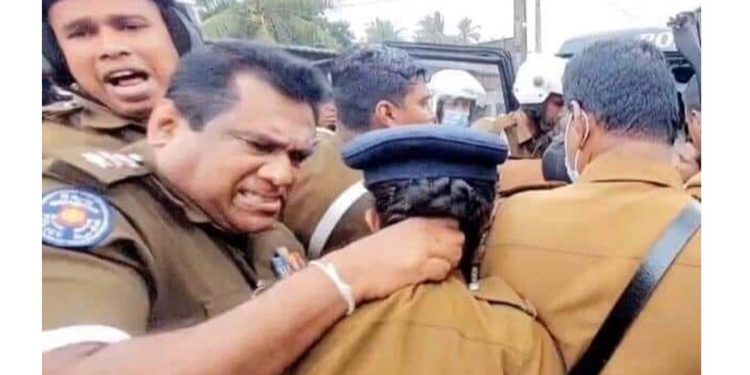පොලිස් කාන්තාවන්ට සලකන්නේ මෙහෙමද? ඉහළ පොලිස් නිලධාරියෙක්ට මේ විදිහට හැසිරෙන්න පුලුවන්ද? මොකද්ද මේ නීතිය? මේක අපයෝජනයක් නෙමෙයිද? (VIDEO)