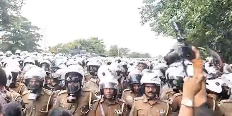 මහා පොලිස් බල ඇණියක් කොටුවට එයි! පාර වහගනී! (LIVE VIDEO)