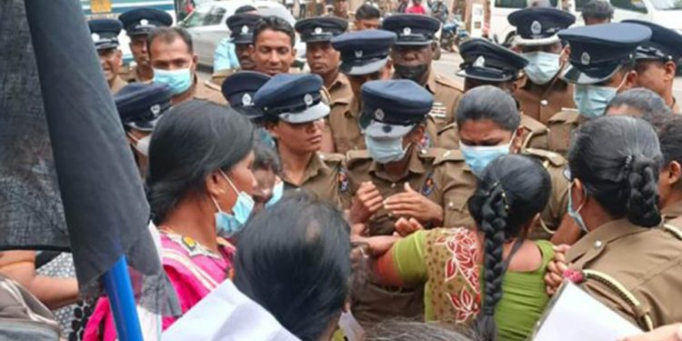 රනිල් ජනාධිපති වෙලා පළමු වරට වව්නියා එද්දී වව්නියාවේ කළු කොඩි උස්සා විරෝධතා! (PHOTOS)