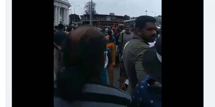 මරදානේ එල්ෆින්ස්ටන් රඟහල ළඟට අරගලයේ නායකයෝ එකතු වෙමින් සිටී! සජීවී විකාශය මෙතනින් බලන්න! (VIDEO)