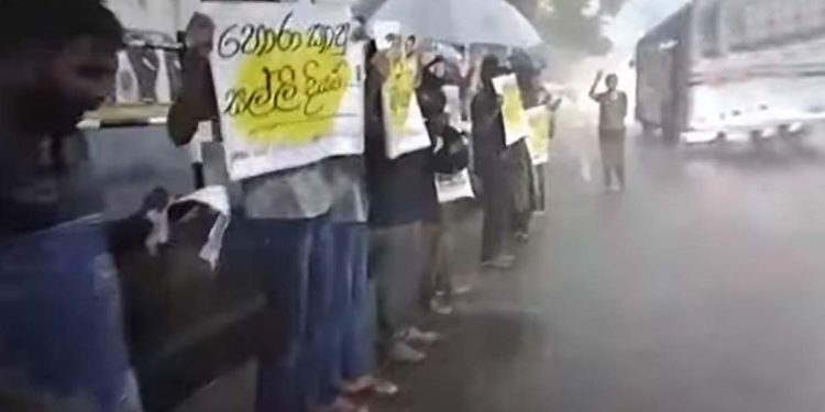 18ට වසන්ත-සිරිධම්ම හිමි සිර කොට දින 90යි! 9 වැනිදා ජාතික විරෝධතාවක්! අන්තරේ අඬහැරය මහවරුසාවේ කරාපිටිය මහපාරේ! (VIDEO)