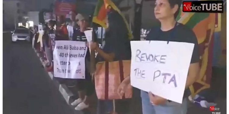 ලිබර්ටි වටරවුම පොලිසිය අල්ලා ගනිද්දී විශාල සෙනගක් තිඹිරිගස්යායට එක්වෙයි! අරගලය එතනට! (VIDEO)