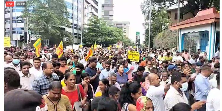 ආණ්ඩුවෙයි පොහොට්ටුවෙයි ජවිපෙයි විරෝධය නොතකා විරෝධයට මහ සෙනගක් ‌එයි! නායකයනුත් පෙරටු කොටගෙන එල්ෆින්ස්ටන් එකෙන් කොටුවට ගමන් අරඹයි! පාර වැහෙන්නම මහා ජනතාවක් ඇවිත්! (VIDEO)