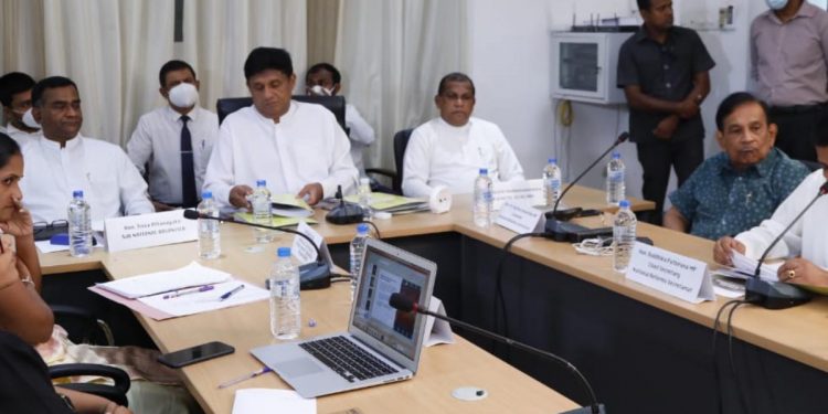 මාධ්ය ගහපු අතේ රෝල් අතේ පත්තු වෙයි! ආණ්ඩුවට යනවා කියපු රාජිත සජිත් එක්ක අද රැස්වීමකට වාඩිවෙයි! (PHOTOS & VIDEOS)