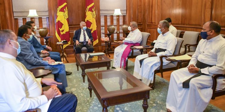 ඉඩම් ප්‍රශ්න විසඳගන්න මන්නාරමේ රදගුරුතුමා රනිල්ව හමුවෙයි! (PHOTO)