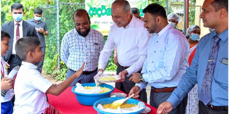 සාගල ග්රෑන්ඩ්පාස් ඉස්කෝලෙකට ගිහින් ළමයින්ට කෑම බෙදයි! ජනාධිපති ගැනත් කතා කරයි! (PHOTOS)