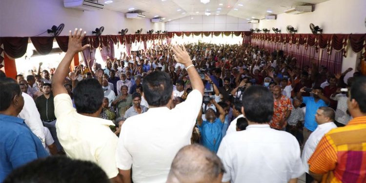ආර්ථිකය ඝාතනය කරපු කබ්රාල් පොත් ලියනවා! ආර්ථික ඝාතකයන්ට එරෙහිව පාරට බැස්ස සිරිධම්ම හාමුදුරුවෝ මුදලිගේලා හිරගෙවල්වල දාලා! (VIDEO & PHOTOS)