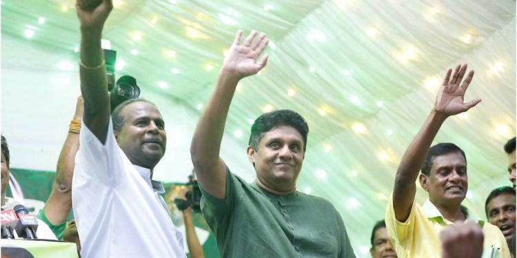 පාසල් දරුවෝ ටික පාර්ලිමේන්තු ගැලරියේ තියාගෙන ආණ්ඩුව කරපු වැඩේ! ශිරන්ත අමරසේකර සජිත්ව ජාඇලට අරන් එයි! (VIDEO & PHOTOS)