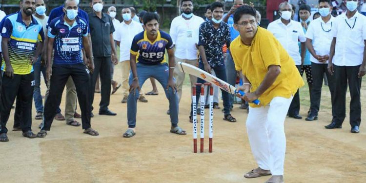පළවෙනි බෝලෙට තට්ටුවක්! ඊළග බෝල 2ටම හයේ ඒවා 2ක්! තුන්වැනි බෝලෙට ඉස්සරහට පැනලා 6ක්! සජිත් වන්නිනායක කොල්ලොත් එක්ක ක්රිකට් ගහයි! (VIDEO)