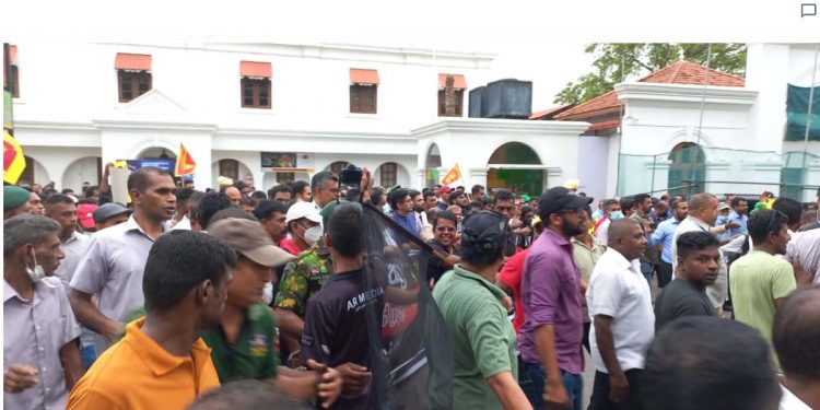 විපක්ෂනායක සජිත් විරෝධයට එක්වෙයි! (LIVE VIDEO)