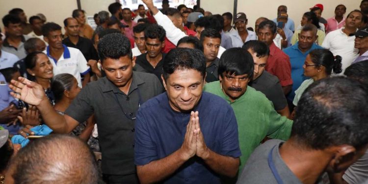 අරගලය පටන් ගත්ත දා ඉඳන් අපි මිනිස්සු එක්ක හිටගත්තා! අදත් රටේ ප්රජාතන්ත්රවාදය වෙනුවෙන් අපි මිනිස්සු එක්ක හිටගන්නවා! ඔව් ඒ අයට අපිත් එක්ක හිටගන්න බෑ! සජිත් මේ ෂොට් එක දුන්නේ කාටද? (VIDEO & PHOTOS)