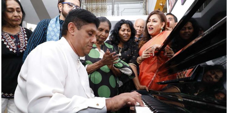 ගීතා.. සුවිනීතා.. ශ්රියානි.. නදීකා.. දිල්හානි.. දයාන්…! තරු පිරිවරාගෙන මේ රටේ ගීත කෝකිලාවිය ලතා උපන්දිනය සමරද්දී මල් කළඹක් අරන් ගෙදරටම ආපු අමුත්තා ඔක්කොම පුදුමයට පත් කරමින්… පියානෝ වාදනය කරමින් කෝකිලාවියට ජීවය දුන්නෙ මෙහෙමයි! (VIDEO & PHOTOS)
