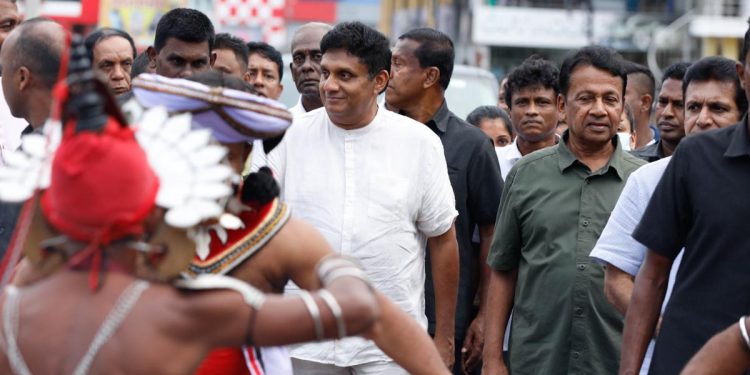මුලු රටම බංකොලොත්! කාටද පුලුවන් මේ වෙලාවේ වරදාන වරප්රසාදවලට ආණ්ඩුවේ ඇමැතිකම් ගන්න! උණුසුම් පිළිගැනීමක් සමග උපාලි පියසෝම සජිත්ව කුලියාපිටියට අරන් එයි! (VIDEO & PHOTOS)