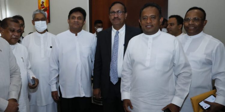 අනුර-චන්දිම-සුදර්ශනී-ජයරත්න ටීම් එක සජිත්ට එකතු වුණු ඡායාරූප එළියට එයි! (PHOTOS)