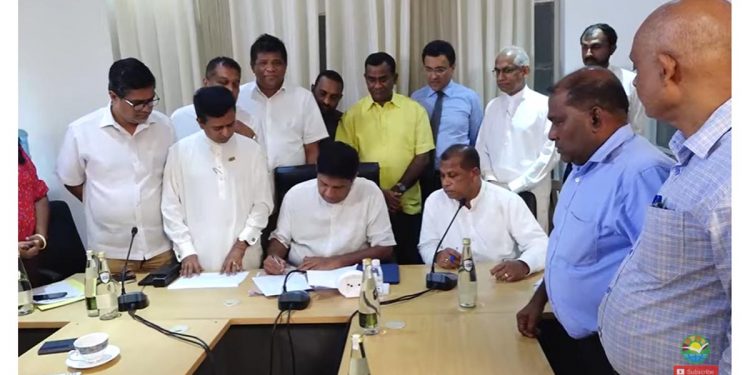 මර්දනයට එරෙහිව අරගලයත් එක්ක සජිතුත් හෙට පාරට බහී! ගැහුවොත් බලාගමු! ඒකාබද්ධ ප්‍රකාශනයට අස්සන් තියයි! (VIDEO)
