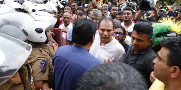 සජිත් පෙළපාලියට එන එක වළක්වන්න ඊයේ පොලිසිය මාර ගේමක් ගහලා! උදේ පාන්දරම හොරෙන් එවපු ලියුම මෙන්න!