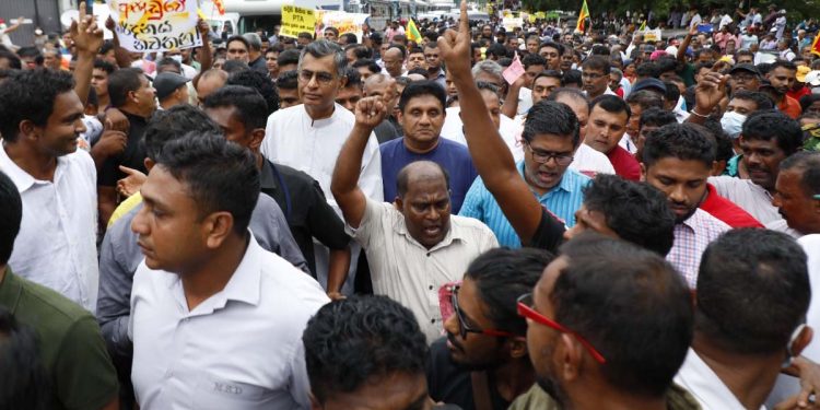 මන්ත්රීවරු පිරිවරා සජිත් මරදාන විරෝධතාවයේ ආ හැටි! (VIDEO & PHOTOS)