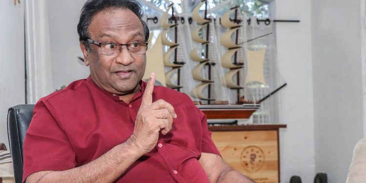 කැබිනට් එකෙන් පත් කරපු කමිටුවට සරත් වීරසේකර රිංගුවේ කොහොමද? ගැසට් එකට පිටින් ගිහින් බිත්තරයක් 5කින් වැඩි කරන්න තීන්දු කළේ කාගෙන් අහලද? වීරසේකර මෙහෙම වැඩ කරන්නේ කාගේ හයිය අතට අරන්ද?