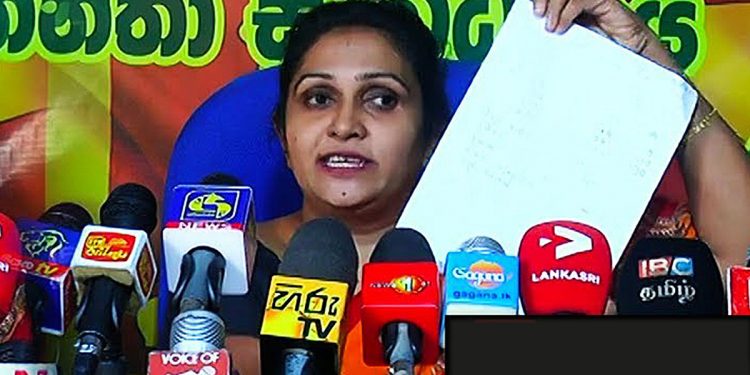 අධ්යාපන ඇමැති රෙද්දක් ඇඳගෙනද ඉන්නේ? කාන්තාවක් සුසිල්ගෙන් මේ අහන ප්රශ්නෙට සුසිල් මොනවා කියයිද දන්නෙ නෑ!