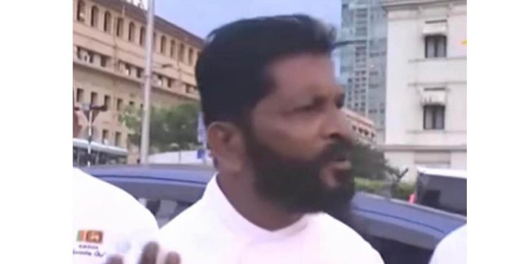 ඊයේ ගෝල්ෆේස් එකේදි හාමුදුරුවරුන්ට කුණුහරුපෙන් බැන්න කෝකියා ගැන සමාජ මාධ්ය සියල්ල හොයාගනී! නම සුනිල් සිල්වාලු! හෝටල් හිමිකරුවෙක්ලු! පොහොට්ටුවෙන් ජන්දෙත් ඉල්ලලාලු! තවත් ආන්දෝලනාත්මක තොරතුරු රැසක් එළියට! (VIDEO)