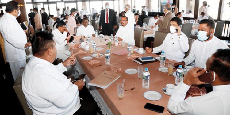 මුලින් කැන්සල් කළා කිව්වා! අන්තිමට අයවැයේ තේ පැන් සංග්රහය සුලුවෙන් තියන්න ආණ්ඩුව තීන්දු කරලා!