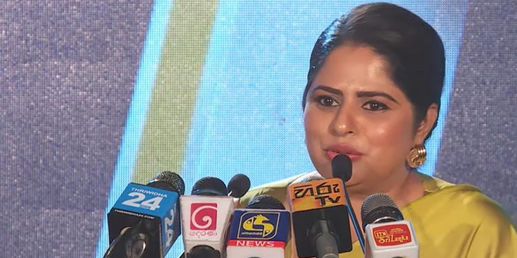 ප්‍රබල දේශපාලඥයො-ප්‍රබල හාමුදුරුවරු-VIP ප්‍රභූවරු ඉස්සරහ තියාගෙන ප්‍රියමාලි කරපු කතාවක් එළියට එයි! (VIDEO)