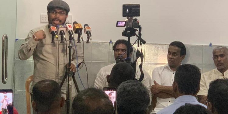 විජේවීරගේ පුතා උවිඳුත් පොඩි පොඩි රැස්වීම් තියාගෙන ගමින් ගමට යයි! (PHOTOS)