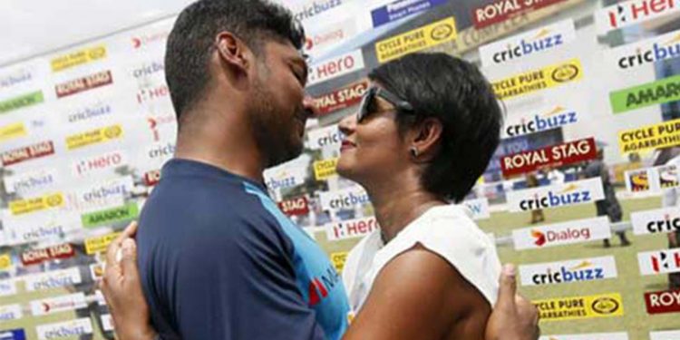 යේසුස් වහන්සේගෙන් කුමාර් සංගක්කාරට සහ බිරිඳ යෙහාලිට එනවයි කියන පණිවුඩ මොනවද? ෆේල් වෙච්ච සංගක්කාර එකපාරට 50ක් ගැහුවෙ කොහොමද? මහා වැස්සක් එක මොහොතකින් නැවතුණේ කොහොමද? සංගාගේ බිරිඳ මහා සෙනගක් ඉදිරියේ කරපු කතාව අහන්න! (VIDEO)