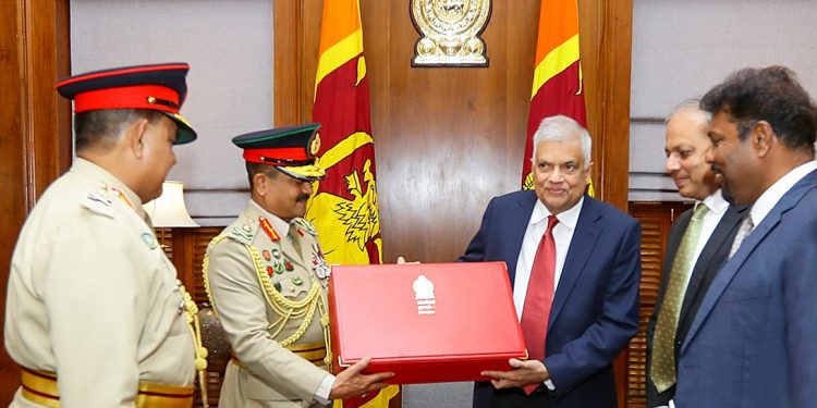 ශ්‍රී ලංකා යුද හමුදාවෙන් මාර වැඩක් කරලා! ජනාධිපතිගෙ රහස් ලිපි තියාගන්න පෙට්ටියක් හදලා දීලා! හමුදාපතිම ඇවිල්ලා තමයි ජනාධිපතිට දීලා තියෙන්නේ! (PHOTOS & VIDEO)
