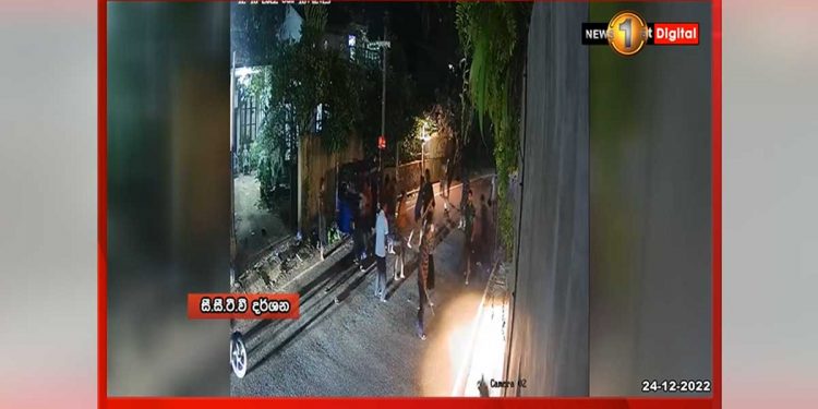 මාර වැඩක්! කල්ලි පිටින් ඇවිත් ගෙවල්වල ඉන්න ගෑනු උස්සන් යන්න හදනවා! සාක්කිත් තියෙනවා! බලමු නීතිය කොහොම වෙයිද කියලා! (VIDEO)