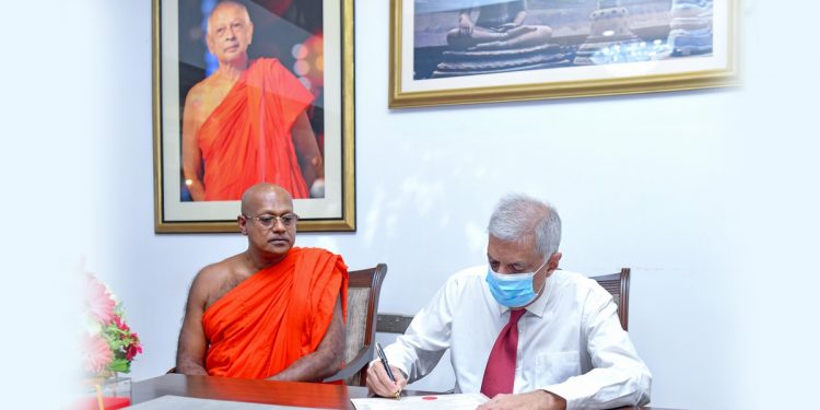 රනිල්, මහින්ද, ගෝඨා තුන්දෙනාම ගංගාරාම පන්සලේදි එකතු වුණා!