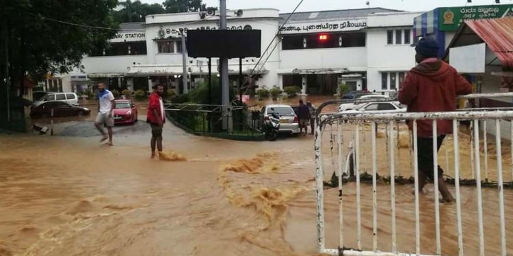 එක දිගට පැය 5ක් වහී! නුවර ටවුන් එක යටවෙයි! ස්ටේෂන් එක ජලාශයක් වෙයි! (VIDEO)
