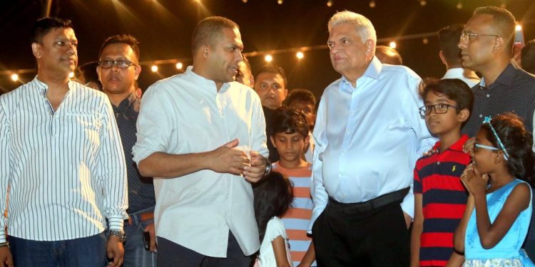 අරගලය තිබ්බ ජනාධිපති කාර්යාලය ඉස්සරහා කැරොල් කියයි! රනිල් ගිහින් කැරොල් බලයි! (PHOTOS)